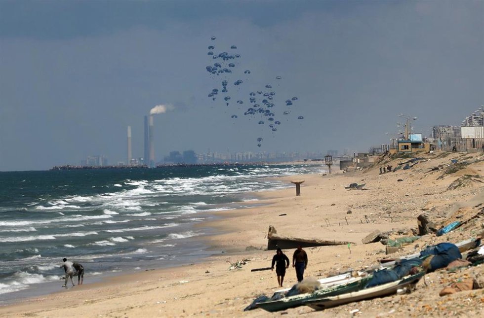 Lanzamiento de ayuda humanitaria sobre la Franja de Gaza
