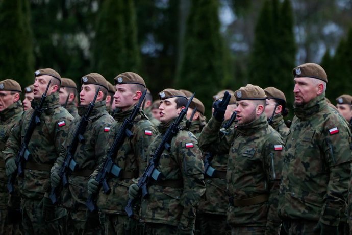 Archivo - January 27, 2024, Wroclaw, Wroclaw, Poland: On the premises of the 3rd Radio Technical Brigade, at ul. Graniczna 13 in Wroclaw, almost 60 volunteers who decided to take part in the ''Holidays with WOT'' project from the 16th Lower Silesian OT Br