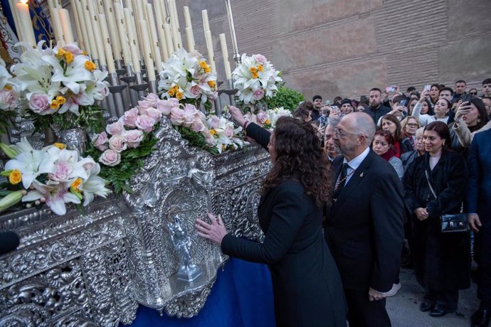 La alcaldesa de Almería, María del Mar Vázquez, ha realizado este Martes Santo la levantá del Santísimo Cristo del Amor.