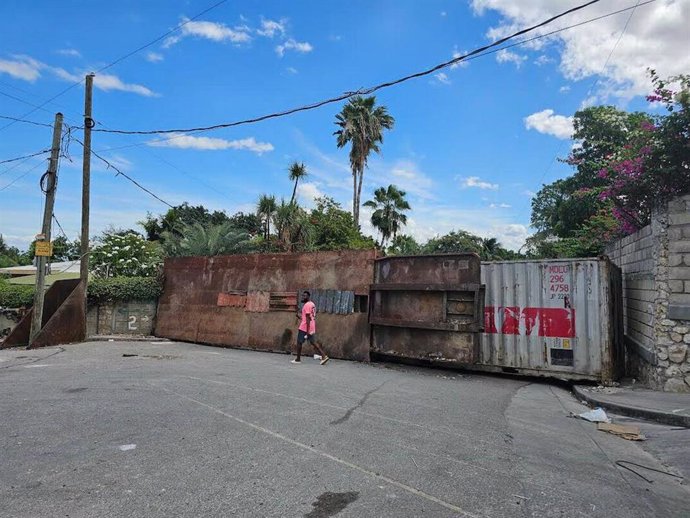 Archivo - December 18, 2023: Residents in Haiti's capital, Port-au-Prince, continue to employ make-shift security barriers to keep out gangs. In this Delmas neighborhood, they are blocking the entrance with trailers.