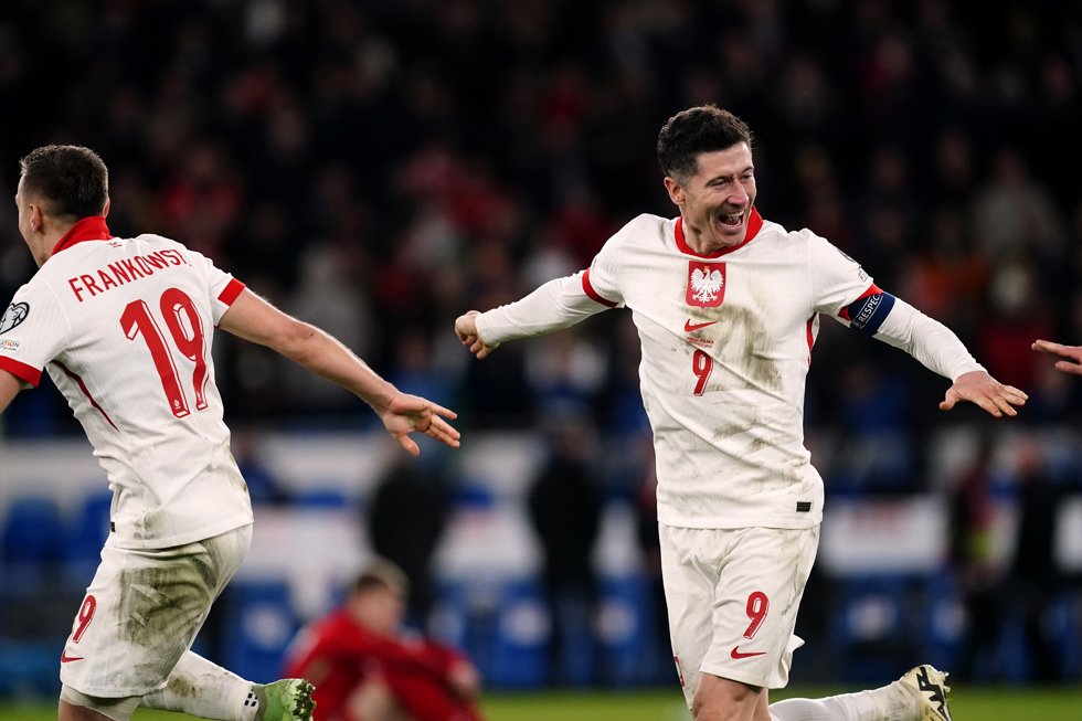 Robert Lewandowski celebra la clasificación de Polonia para la Eurocopa