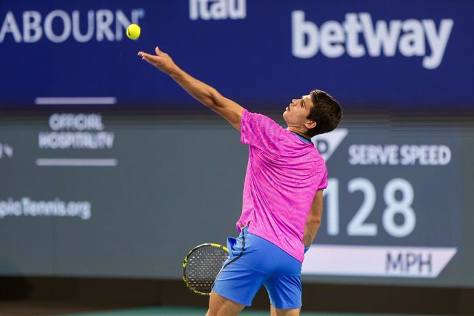 23 March 2024, US, Miami Gardens: Spanish tennis player Carlos Alcaraz in action against Spain's Roberto Carballes Baena during their men's singles round of 64 tennis match of the 2024 Miami Open at Hard Rock Stadium. Photo: Debby Wong/ZUMA Press Wire/dpa