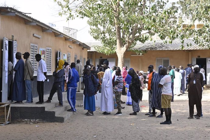 Votantes en un centro electoral en la capital de Senegal, Dakar