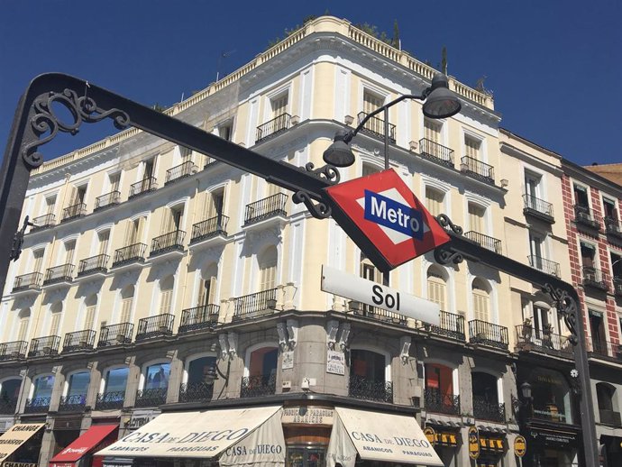 Archivo - Fotos de recurso de la estación de metro y cercanías de Sol y de la Puerta del Sol, en Madrid 