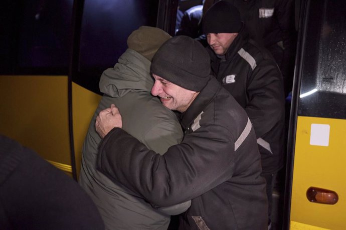 Archivo - February 8, 2024, Kyiv, Kiev Oblast, Ukraine: Ukrainian prisoners of war are embraced as they step off the bus returning them home during an exchange of prisoners with Russia, February 8, 2024 in Kiev, Ukraine. One hundred POW's, mostly from Mar