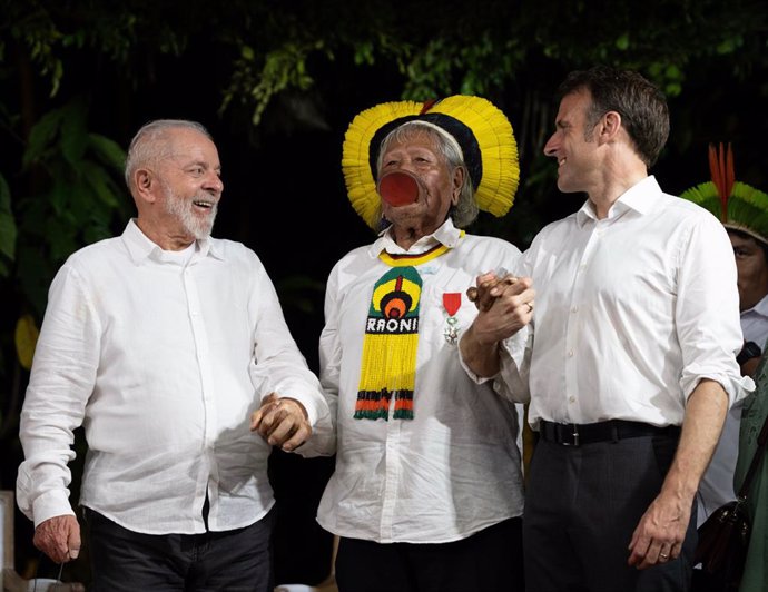 El presidente de Brasil, Luiz Inácio Lula da Silva (izquierda), el líder indígena brasileño Raoni Metuktire (centro) y el presidente de Francia, Emmanuel Macron (derecha)