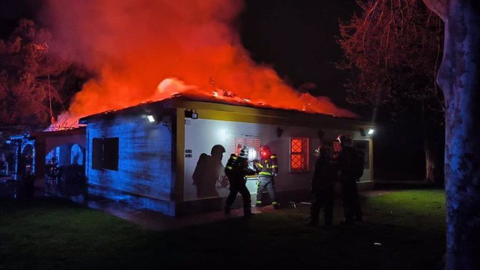 Bomberos de la Comunidad de Madrid apagan un fuego en un chalet en Aranjuez
