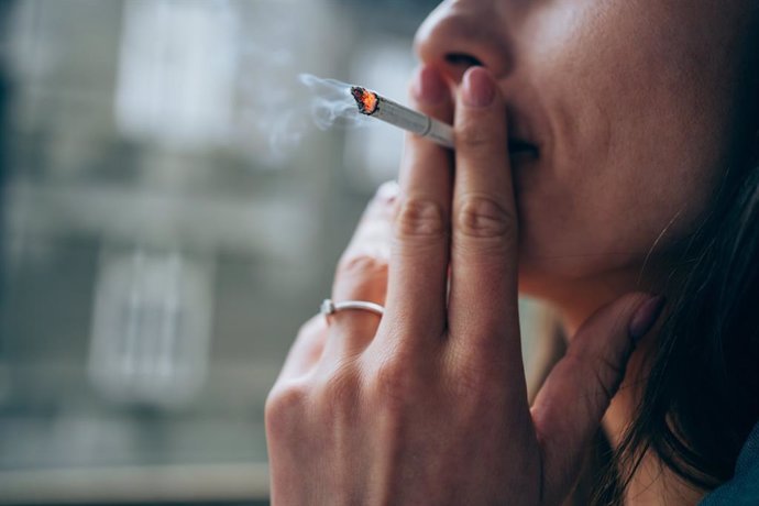 Archivo - Mujer fumando un cigarrillo.