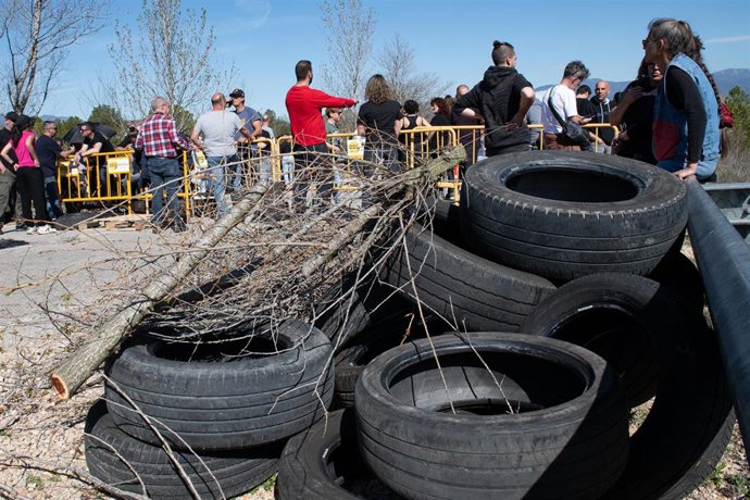 Funcionarios de prisiones se concentran en el corte del acceso a la cárcel de Puig de les Basses, a 18 de marzo de 2024, en Figueres, Girona, Catalunya (España)
