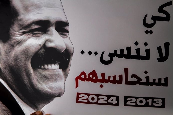 Archivo - Un cartel con una fotografía del político izquierdista Chokri Belaid, asesinado en febrero de 2013 en la capital de Túnez (archivo)