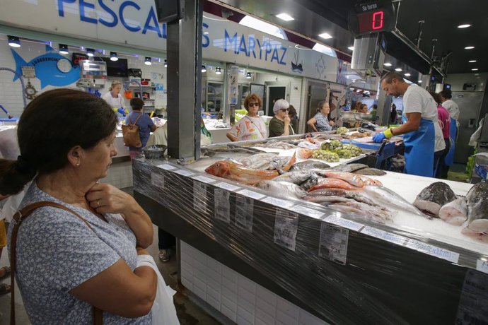 Archivo - Arxivo - Persones comprant en un mercat de Galícia