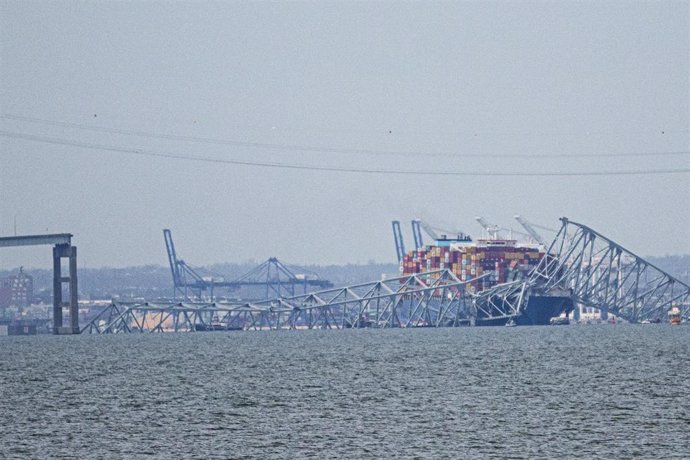 El carguero 'Dali' entre los restos del puente Francis Scott Key de Baltimore, en Maryland (EEUU), tras su derrumbe al colisionar el buque contra la estructura