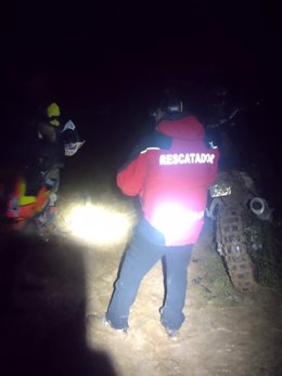Rescatadores del 112 evacúan a dos motoristas atascados y desorientados de noche en un monte de Piélagos