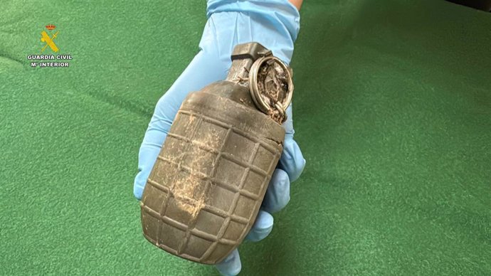 La Guardia Civil destruye una granada de mano localizada en un descampado de Villamediana de Iregua