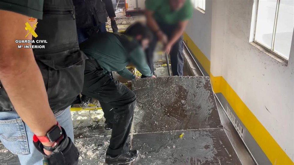 Dos detenidos en el puerto de Motril (Granada) con más 4.400 kilos de hachís ocultos en dobles fondos de camiones