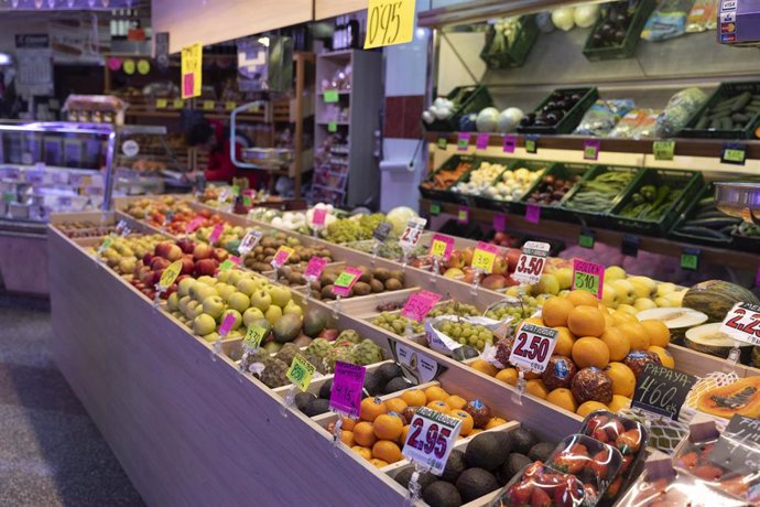 Archivo - Puesto de frutas en un mercado, a 15 de marzo de 2023, en Madrid (España)