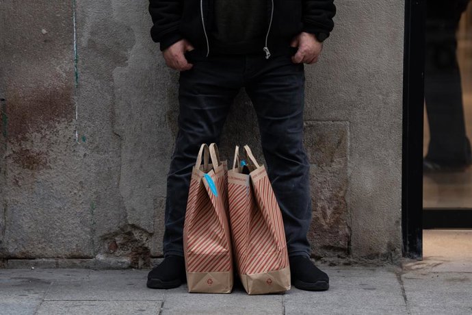 Archivo - Varias bolsas con compras..