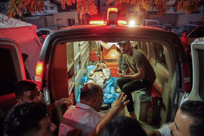 Archivo - Fotografía de archivo de un traslado en ambulancia de un herido en medio de la ofensiva militar de Israel contra la Franja de Gaza tras los ataques ejecutados el 7 de octubre por el Movimiento de Resistencia Islámica (Hamás)