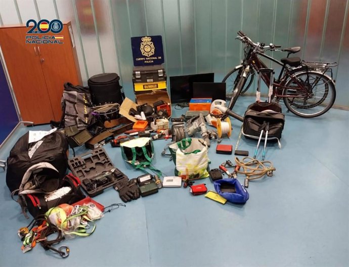 Objetos robados en 10 trasteros y vehículos por el hombre detenido en Zaragoza