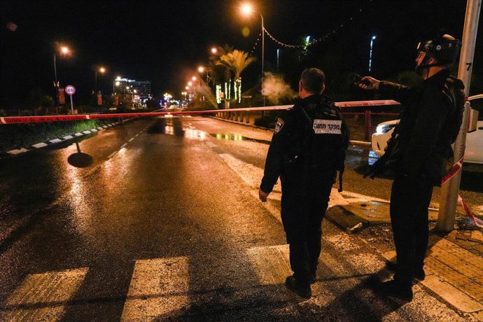 Archivo - Agentes de las fuerzas de seguridad de Israel tras un ataque con proyectiles por parte del partido-milicia chií Hezbolá desde el sur de Líbano contra la ciudad de Kiryat Shmona, en el norte de Israel (archivo)