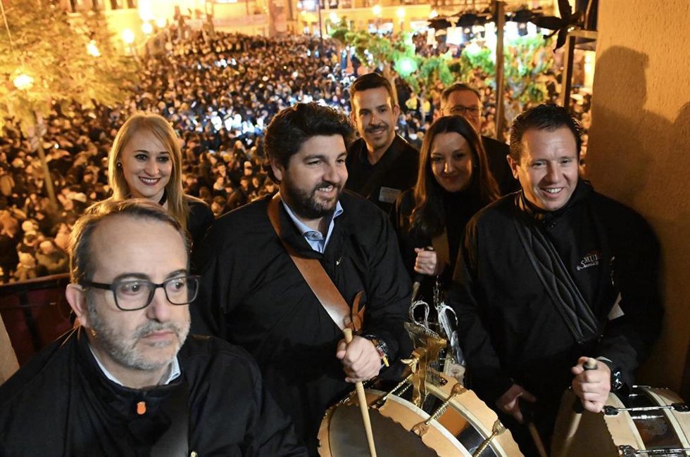 El presidente del Gobierno regional, Fernando López Miras, asiste a la 'Noche de los Tambores'