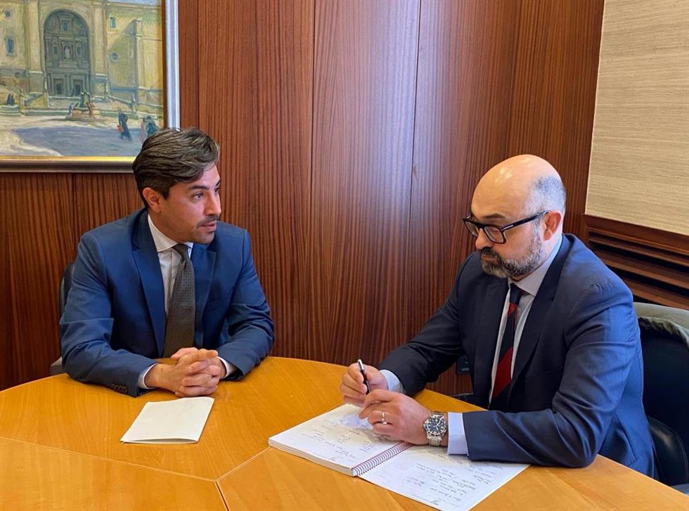 El diputado foral de Movilidad Sostenible e Infraestructuras Viarias, Jon Nogales, y el viceconsejero de Infraestructuras y Transporte, Pedro Marco,