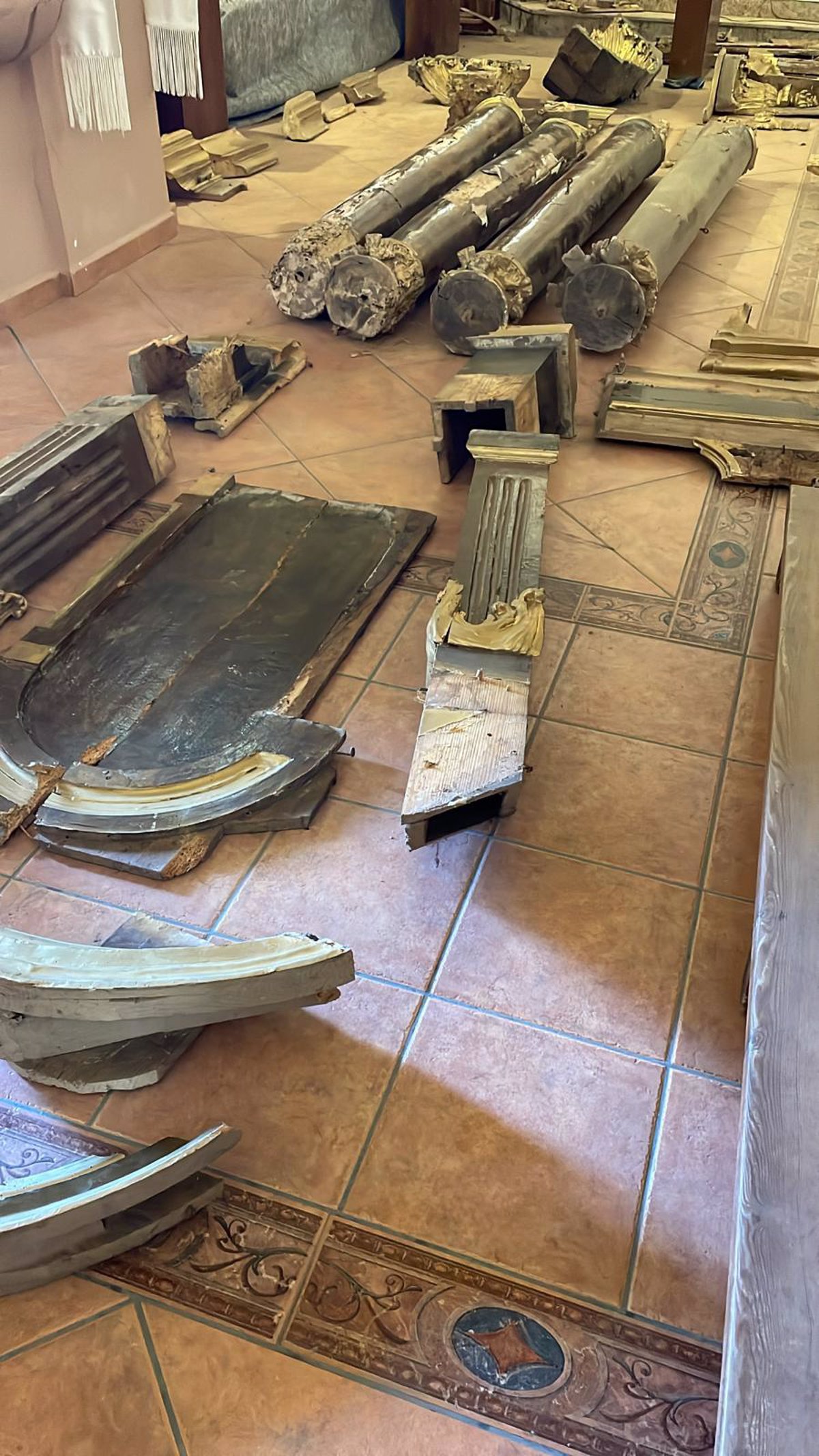 Un ataque de termitas hunde el retablo mayor de la Iglesia de Nuestra Señora de la Asunción de Villaverde de Rioja