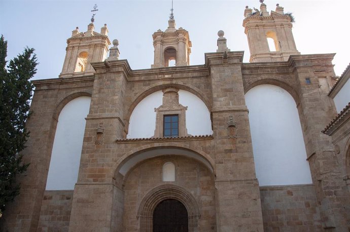 Fachada principal de la iglesia del Monasterio de San Francisco de Cáceres que ha sido restaurada