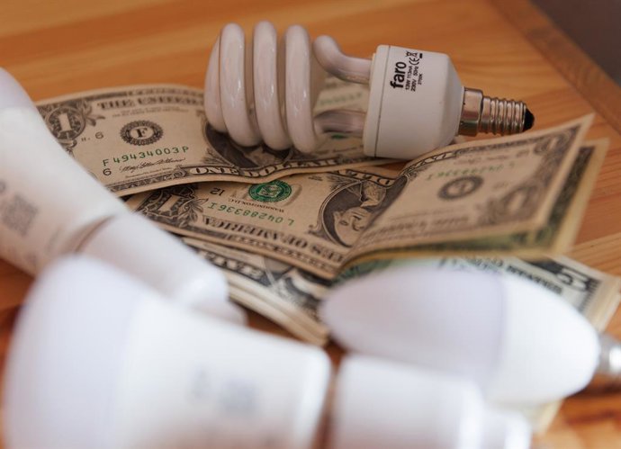 Archivo -  Diverses bombetes i bitllets damunt d'una taula