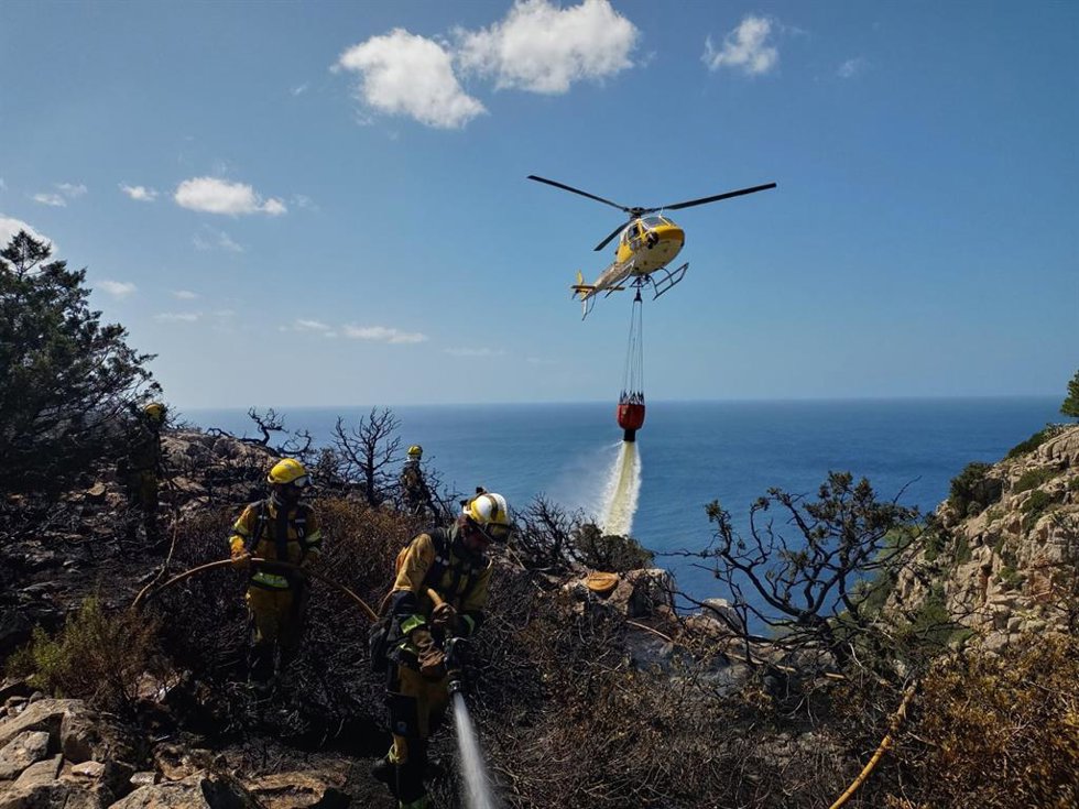 Archivo - Tareas de extinción de un incendio forestal en Ibiza