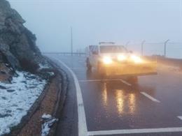 Un vehículo de la Diputación de Cáceres actúa en una carretera afectada por la borrasca Nelson