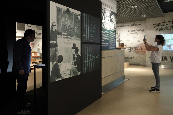 La Universitat de Valncia presenta en el Palau de Cerveró una exposició sobre el paper de l'aula de cincies en la Transició democrtica