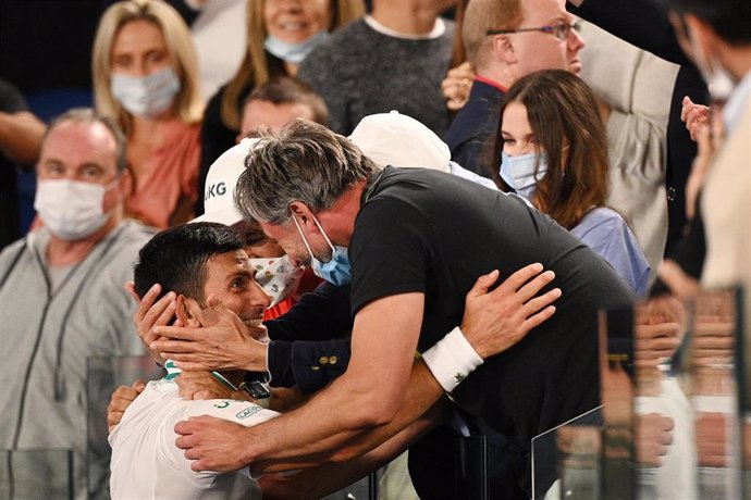 Archivo - Novak Djokovic y Goran Ivanisevic tras el triunfo en el Abierto de Australia de 2021