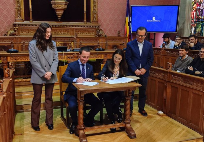El presidente del Consell de Mallorca, Llorenç Galmés, junto a la alcaldesa de Algaida, Margalida Fullana, durante la firma del convenio al que se ha destinado 1,2 millones de euros para políticas de juventud.