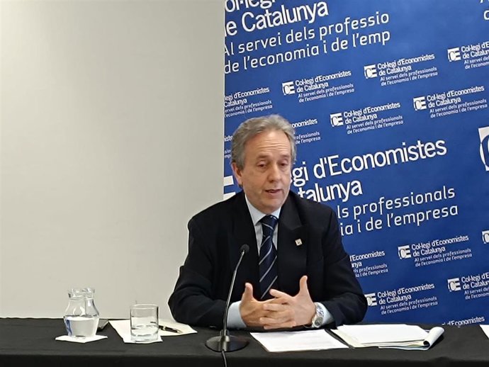 El decano del Collegi d'Economistes de Catalunya (CEC), Carlos Puig de Travy, en rueda de prensa este miércoles