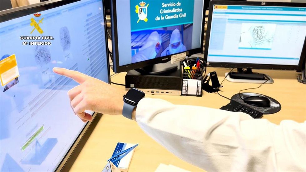 Imagen de un investigador de la Guardia Civil comprueba unas huellas dactilares.