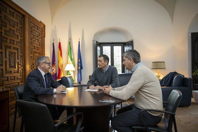 El presidente de la Diputación, Salvador Fuentes (izda.), reunido con el secretario general de Aguas de la Junta de Andalucía, Ramiro Angulo (centro), y el delegado territorial de Agricultura, Pesca, Agua y Desarrollo Rural, Francisco Acosta.