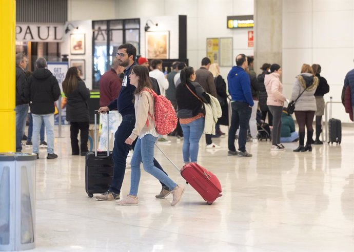 Archivo - Varias personas en el aeropuerto Adolfo Suárez Madrid-Barajas.