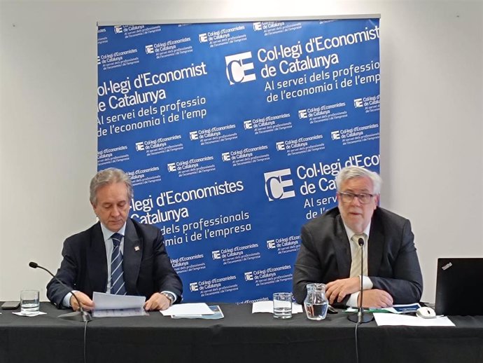 Puig de Travy y Segura en rueda de prensa este miércoles para presentar la Encuesta de situación económica en el invierno de 2024 elaborada por el Col·legi d'Economistes de Catalunya (CEC).