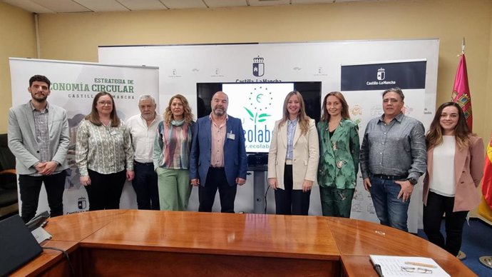 La directora general de Economía Circular y Agenda 2030, Esther Haro, con representantes de las cinco empresas de sectores variados han mostrado su adhesión a los sistemas de ecoetiquetas de productos y servicios.
