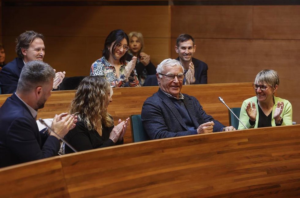 El exalcalde de Valncia y ya exedil de Compromís en el ayuntamiento de la ciudad, Joan Ribó, tras su discurso de despedida en el pleno y recibiendo el aplauso de sus compañeros de grupo.