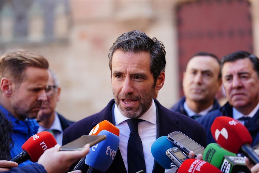 El vicesecretario de Cultura y portavoz del PP, Borja Sémper, atiende a los medios de comunicación durante el acto de investidura como Doctor Honoris Causa de la USAL, a título póstumo, a Miguel de Unamuno, en el paraninfo de la USAL, a 6 de marzo de 20