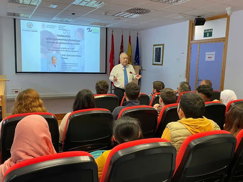El COOCYL reconoce a José Carlos Pastor por su contribución al desarrollo y la proyección de los ópticos-optometristas.