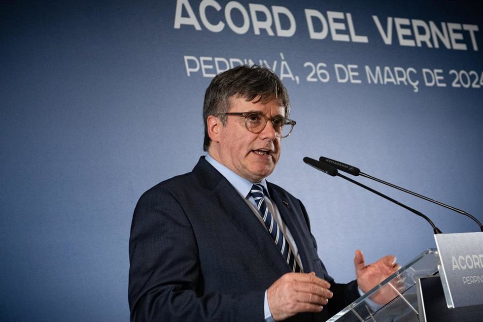 El expresidente de la Generalitat y candidato de Junts a las elecciones catalanas, Carles Puigdemont, durante su comparecencia ante los medios de comunicación, en Les 5 Éléments, a 26 de marzo de 2024, en Perpignan (Francia). El motivo de la comparecenc