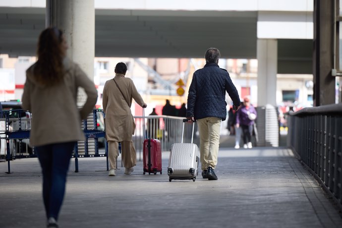 Varias personas caminan por una de las instalaciones de Atocha con motivo de la segunda fase de la operación Salida por Semana Santa en la Estación de Atocha, a 27 de marzo de 2024, en Madrid (España). Renfe ha dispuesto más de 4.