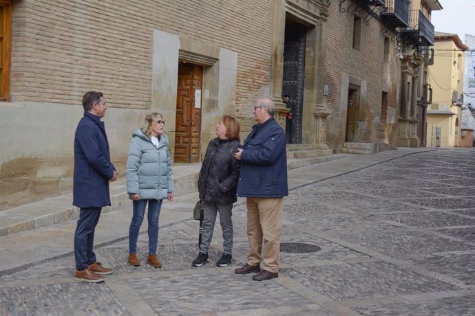 Los Concejales Del PSOE Fernando Sarasa, Silvia Salazar, Rosa Gerbás Y José María Romance En La Entrada Del Ayuntamiento De Huesca