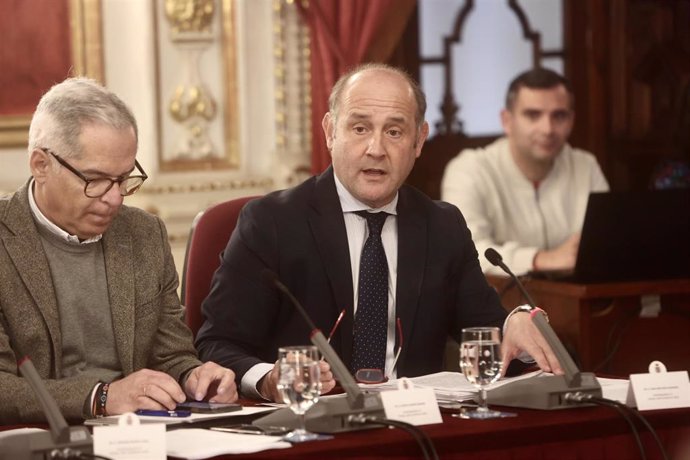 El portavoz del equipo de Gobierno de la Diputación de Cádiz, Juancho Ortiz, en una intervención en el pleno provincial.