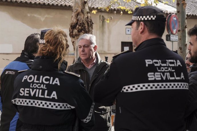 Archivo - Agentes de la Policía Local con el alcalde de Sevilla 