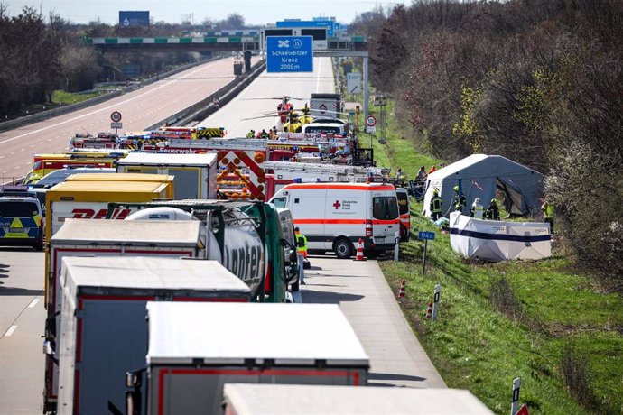 Despliegue de los servicios de emergencia tras un accidente de tráfico cerca de Leipzig