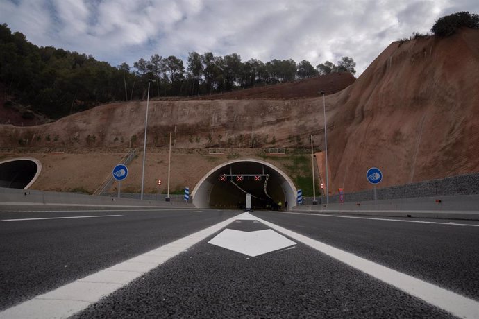 Archivo - La entrada a un túnel en el tramo de la B-40 de Olesa a Viladecavalls